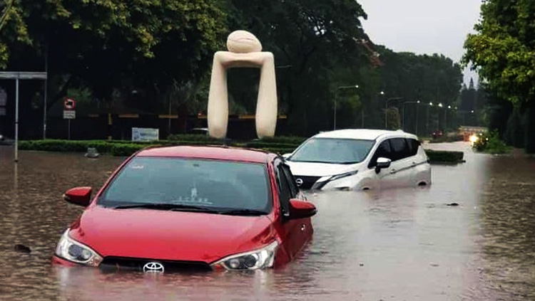 mobil kena banjir